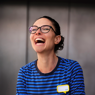 Lachende vrouw in blauwgestreepte trui