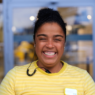 Lachende vrouw in geelgestreepte trui