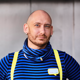 Man in blauwgestreepte trui