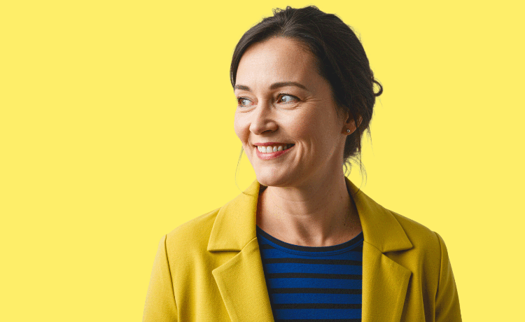 illustratie lachende vrouw op gele achtergrond