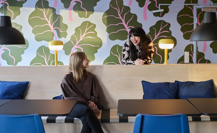Twee vrouwen op een bank