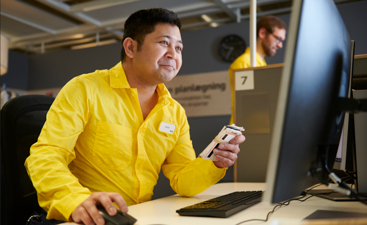 man met mobile achter laptop