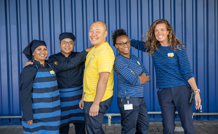 5 personen tegen blauwe achtergrond