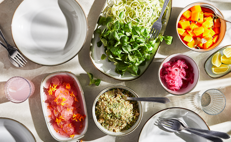 Afbeelden schalen met voedsel