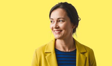 illustratie lachende vrouw op gele achtergrond